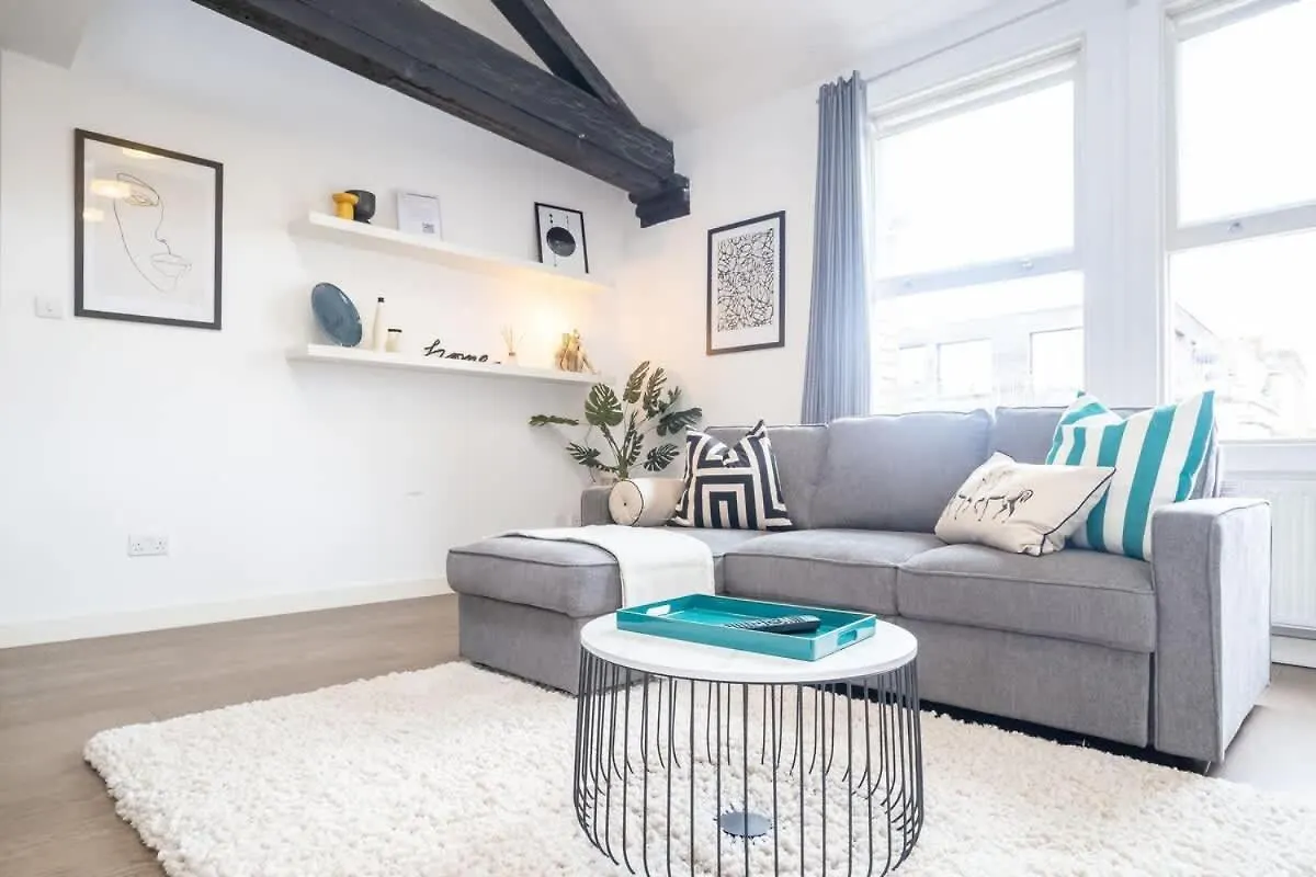 Three-Bedroom Flat Near Street Art Londres